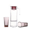 Familia Use la taza de vidrio coloca tazas de agua con envases personalizados
