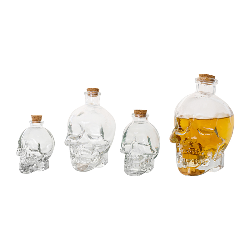 Bottles de bebidas de vidrio y tazas de vidrio de calavera de forma única
