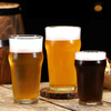 Bebidas de cerveza de cervezas de vidrio de gran capacidad popular bebiendo copas de cerveza