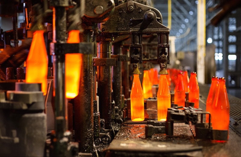 El proceso de fabricación de botellas de vidrio.