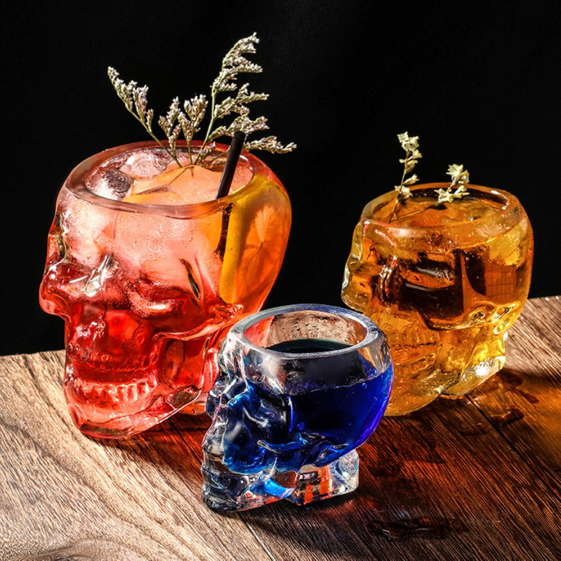 Bottles de bebidas de vidrio y tazas de vidrio de calavera de forma única