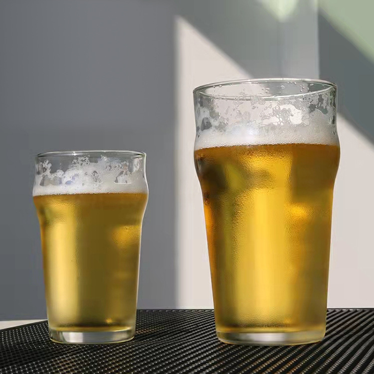 Bebidas de cerveza de cervezas de vidrio de gran capacidad popular bebiendo copas de cerveza