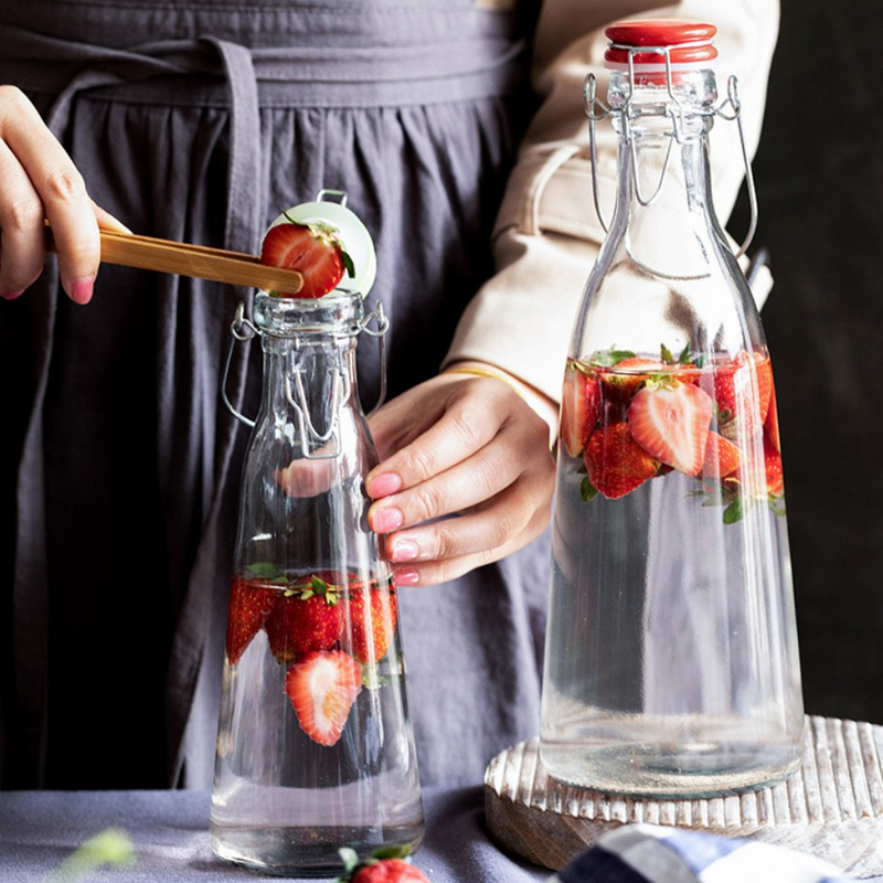 Botella de vidrio de jugo de arándano