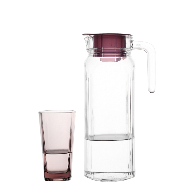 Familia Use la taza de vidrio coloca tazas de agua con envases personalizados